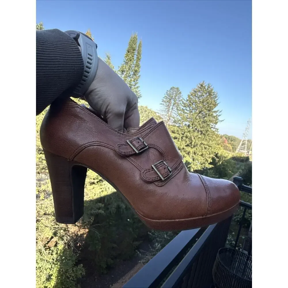 CLARKS Artisan Brown Leather BOOTIE Heels Double Buckle Zipper SIZE 8.5 Women’s